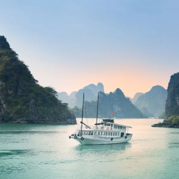 Khám phá vịnh Hạ Long
